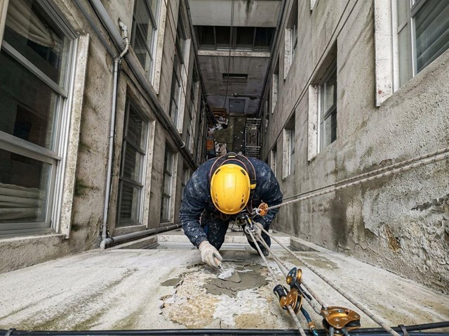 Así devolvemos seguridad a tu edificio: reforma de patios de luces en A Coruña - Imagen 1